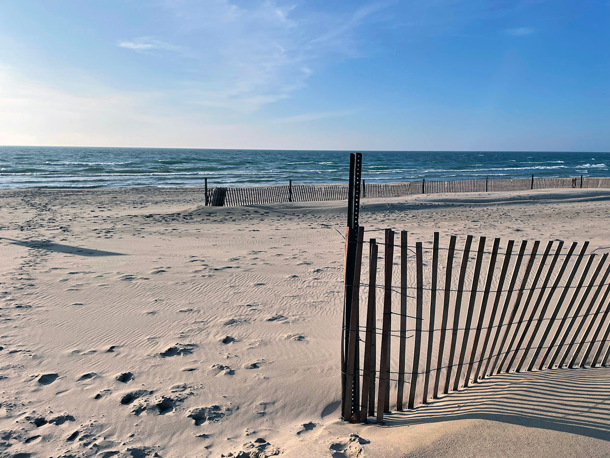 Free Beach Fence and Lake Waves Stock Photography