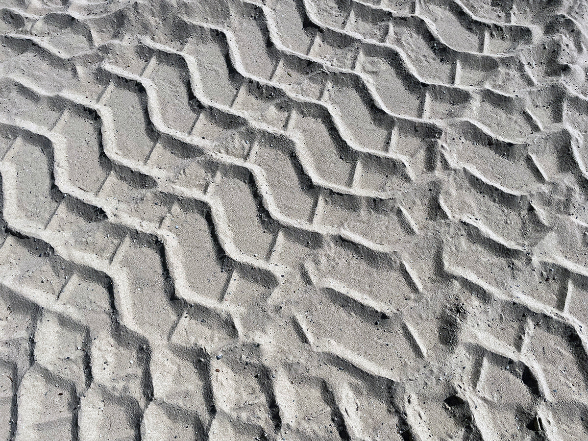 Free Zigzag Tire Tracks in Sand Stock Photography