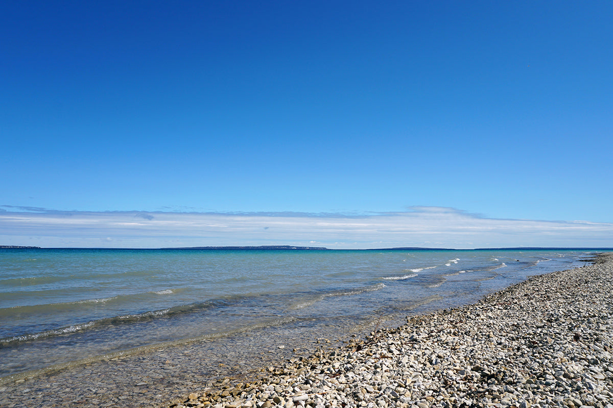 Free Clear Blue Sky Over Pebble Shore Stock Photography