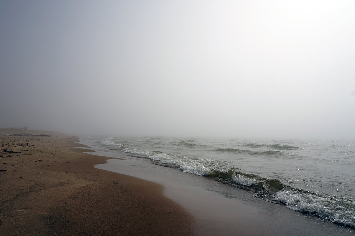 Free Waves and Fog on Empty Beach Stock Photography