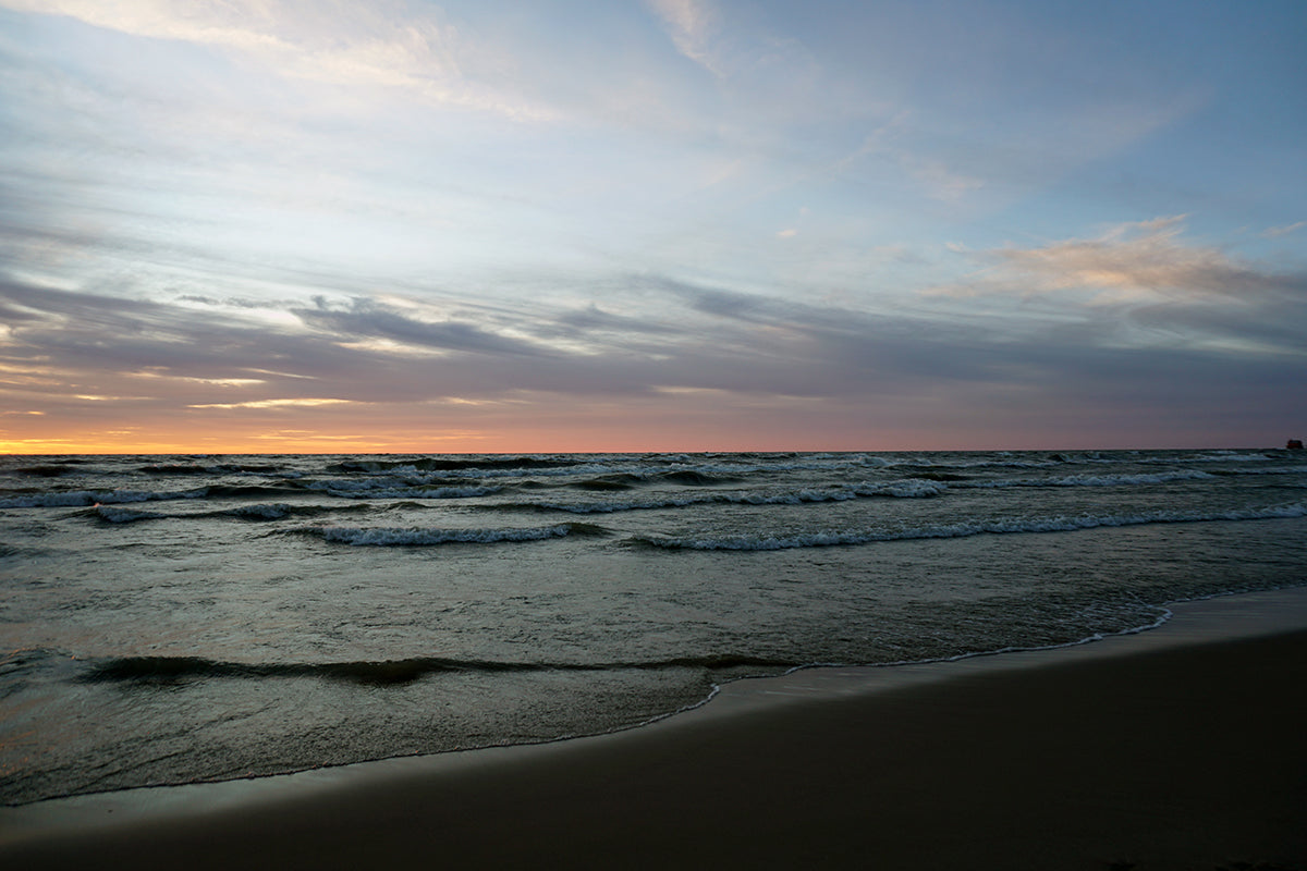 Free Waves Under a Moody Sunset Stock Photography