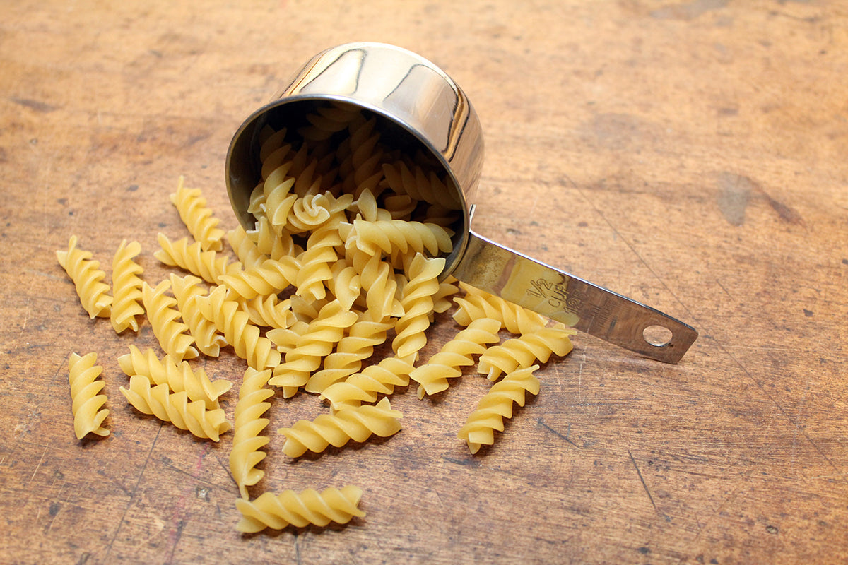 Free Dry Pasta in Measuring Cup Stock Photography