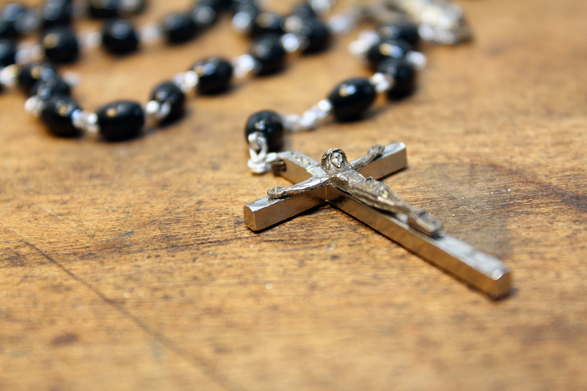 Free Rosary Beads with Crucifix on Wood Stock Photography