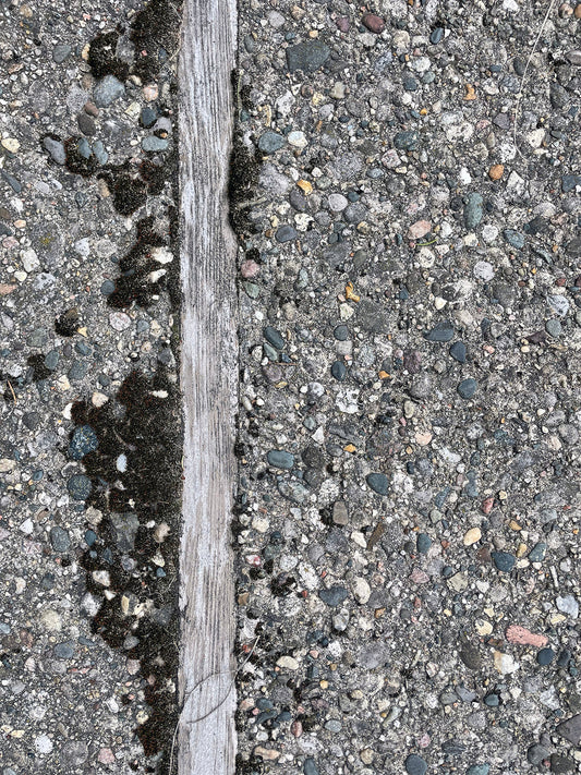 Free Vertical Wooden Strip on Pebbled Ground Stock Photography
