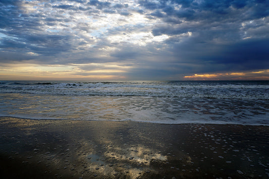 Free Foamy Waves and Sunset Reflection on Beach Stock Photography