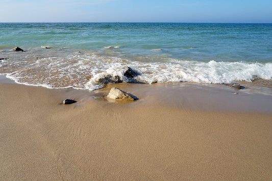 Free Foamy Waves on a Sandy Beach Stock Photography