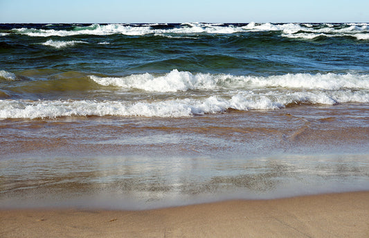 Free Crashing Waves on the Shoreline Stock Photography