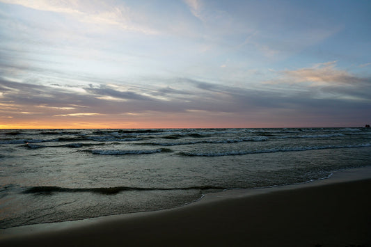 Free Waves Under a Moody Sunset Stock Photography