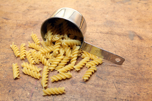 Free Dry Pasta in Measuring Cup Stock Photography