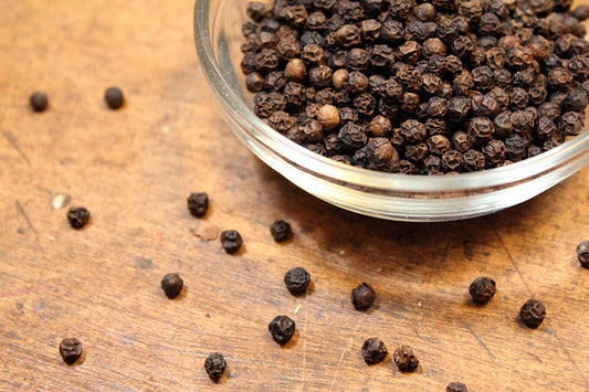 Free Black Peppercorns in Glass Dish Stock Photography